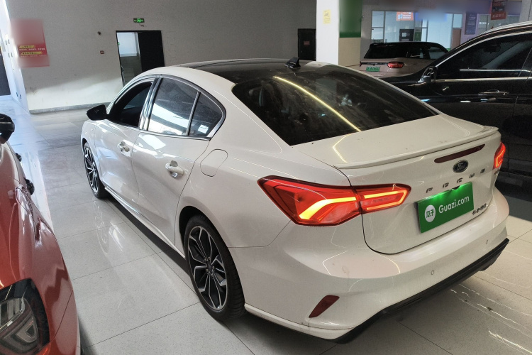 福特 福克斯 2019款 三厢 EcoBoost 180 自动ST Line车身外观4