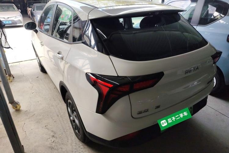 哪吒汽车 哪吒V 2021款 标准续航版升级型车身外观4