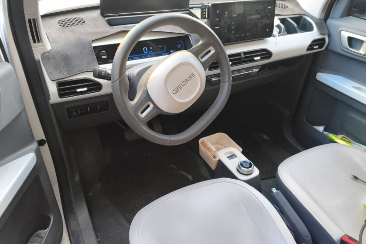 吉利银河 2024款 200km 熊猫骑士中控内饰12