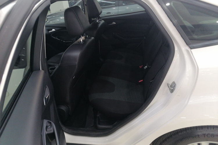 福特 福克斯 2012款 三厢 1.6L 自动风尚型中控内饰21