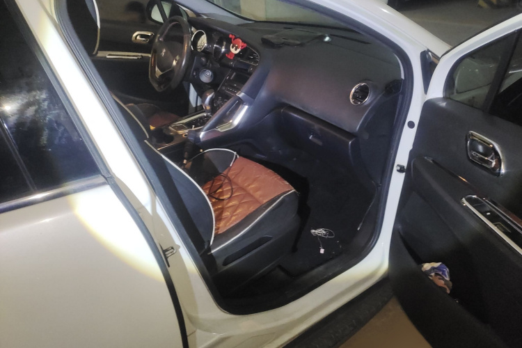 标致3008 2013款 2.0L 自动经典版局部细节9005