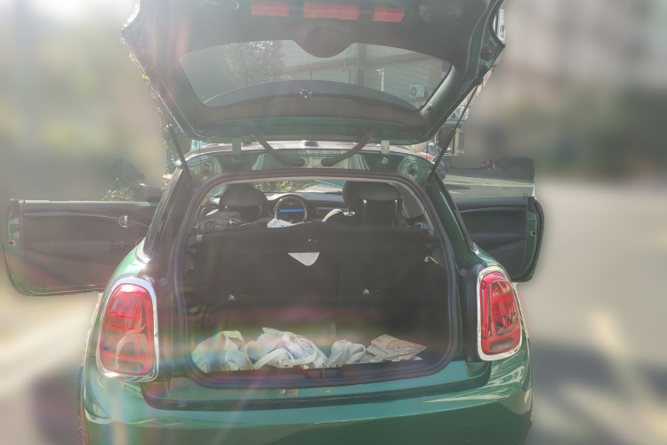 MINI 2020款 1.5T COOPER 艺术家中控内饰23