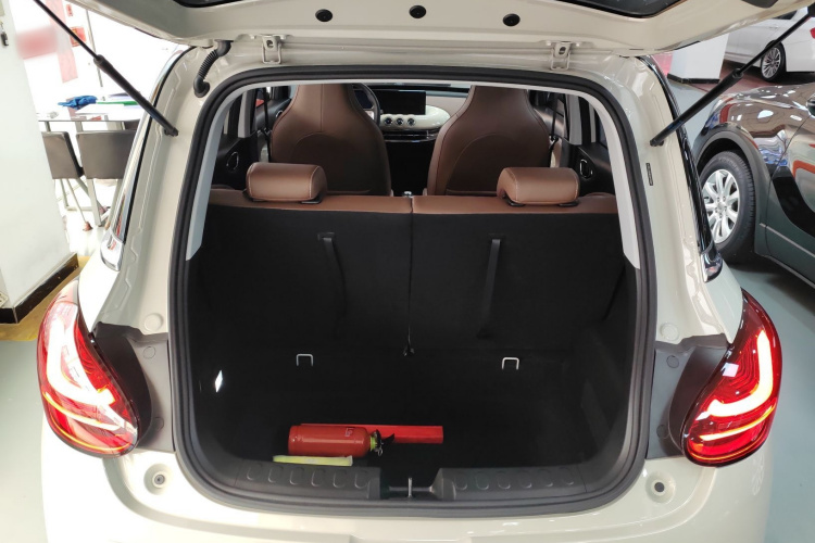 五菱汽车 五菱缤果 2023款 333km 灵犀互联+款机舱底盘23