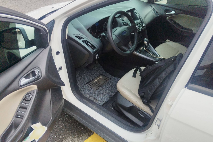 福特 福克斯 2018款 两厢经典 1.6L 自动舒适型智行版中控内饰7003