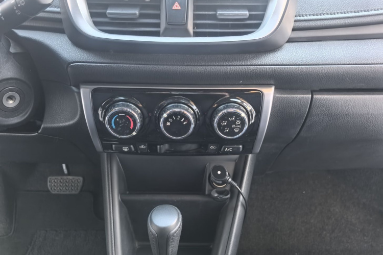 丰田 YARiS L 致炫 2019款 1.5E CVT魅动版 国VI中控内饰7004