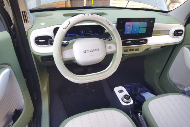 吉利银河 2025款 210km 熊猫骑士中控内饰12