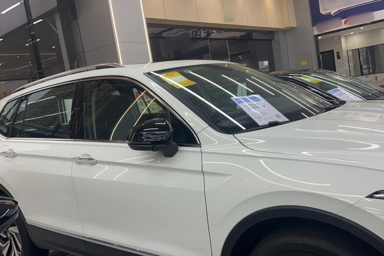 大众 途观L 2025款 出众款 300TSI 自动两驱龙腾版车身外观6002