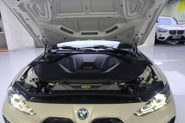 宝马i4 2023款 eDrive35机舱底盘24