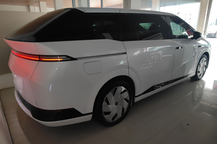 小鹏X9 2024款 702超长续航Max车身外观7