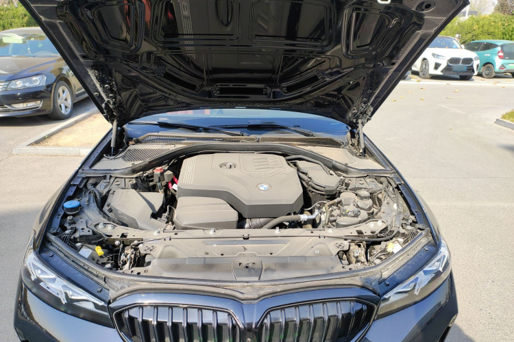 宝马3系 2025款 330Li M运动曜夜套装机舱底盘24