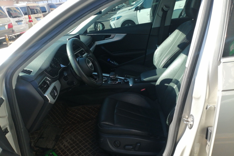 奥迪A4L 2017款 40 TFSI 时尚型中控内饰19