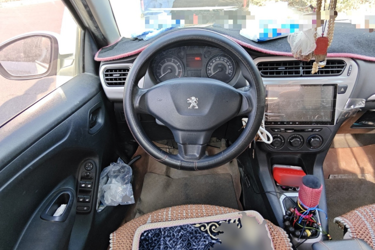 标致301 2016款 1.6L 手动舒适版中控内饰13