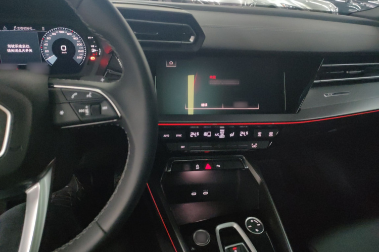 奥迪A3 2025款 A3L Limousine 35TFSI 飞驰尊享型中控内饰12