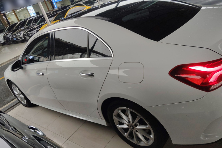 奔驰A级 2021款 A 200 L 运动轿车动感型车身外观4