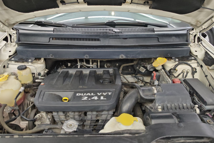 道奇 酷威  2.4L 两驱旅行版机舱底盘24