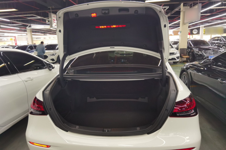 奔驰E级 2023款 改款 E 260 L 运动型局部细节23