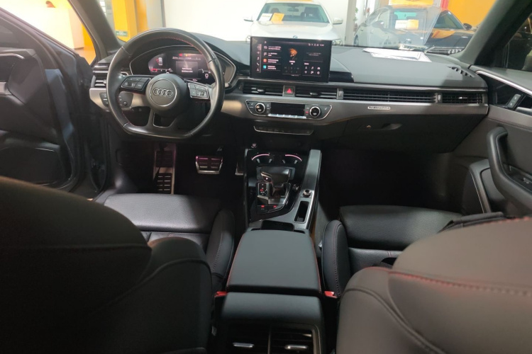 奥迪A4L 2022款 40 TFSI quattro RS套件燃速型中控内饰7002