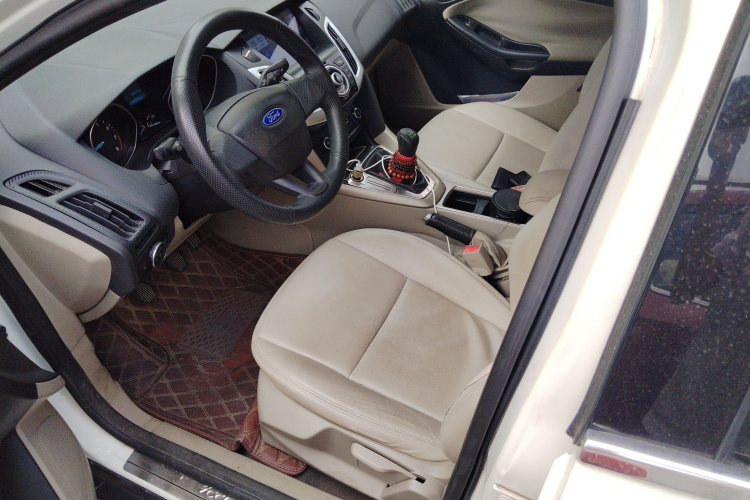 福特 福克斯 2015款 三厢 1.6L 手动舒适型中控内饰19