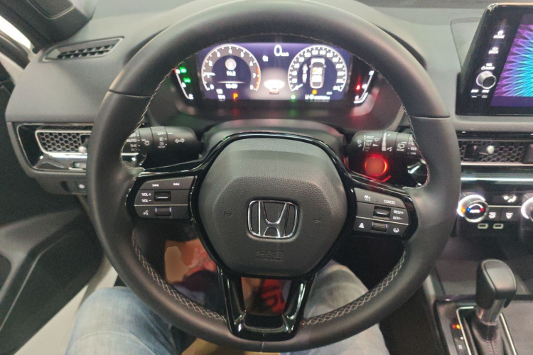 本田 思域 2023款 HATCHBACK 240TURBO CVT极锐版局部细节13