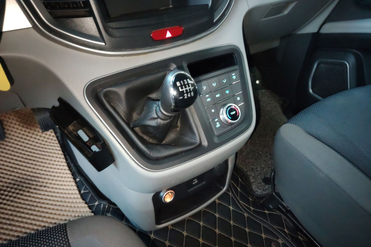 江淮瑞风 瑞风M4 2020款 2.0CTI 柴油 手动劲锐型 国VI局部细节18