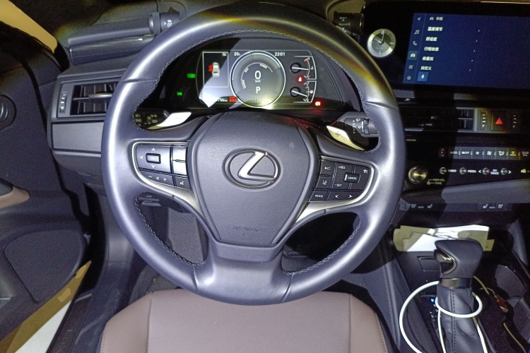 雷克萨斯ES 2022款 300h 臻享版中控内饰13