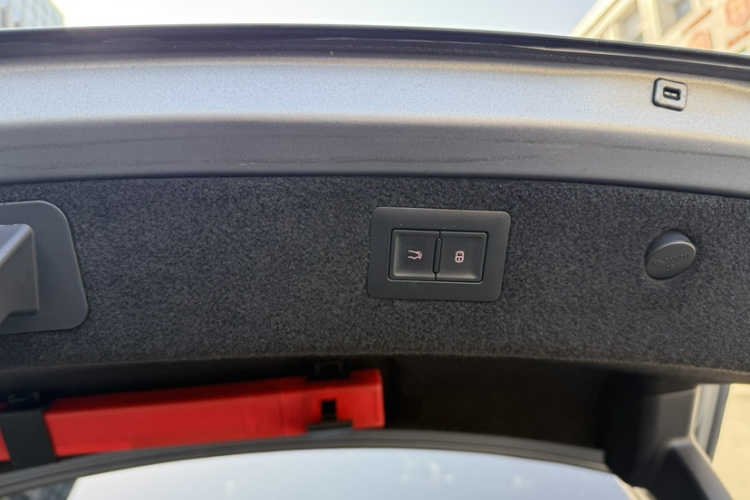 比亚迪 汉 2022款 DM-i 121KM 尊荣型局部细节9006