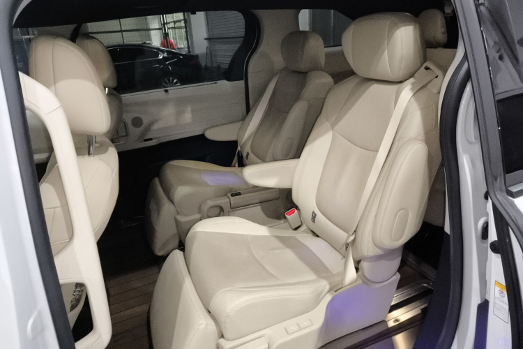 丰田 赛那SIENNA 2021款 2.5L混动 尊贵版中控内饰21