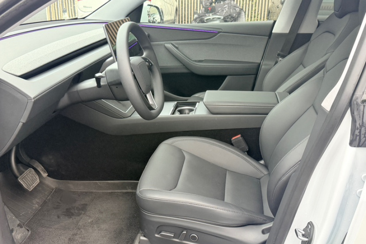 特斯拉 Model Y 2025款 后轮驱动版中控内饰7001