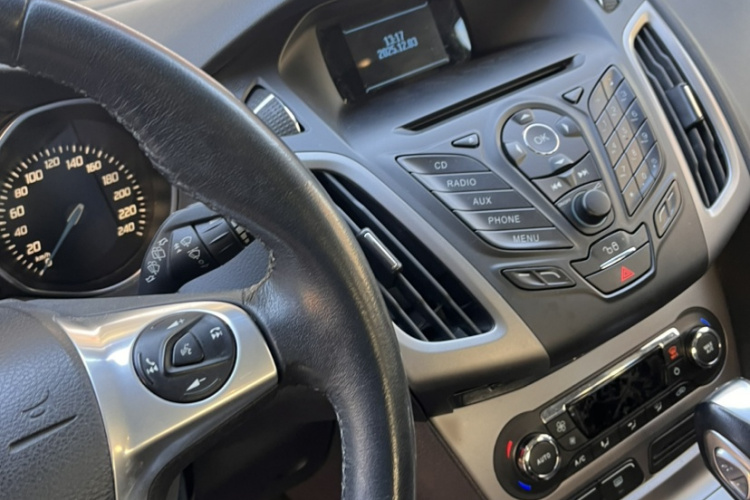 福特 福克斯 2012款 两厢 1.6L 自动风尚型局部细节9012