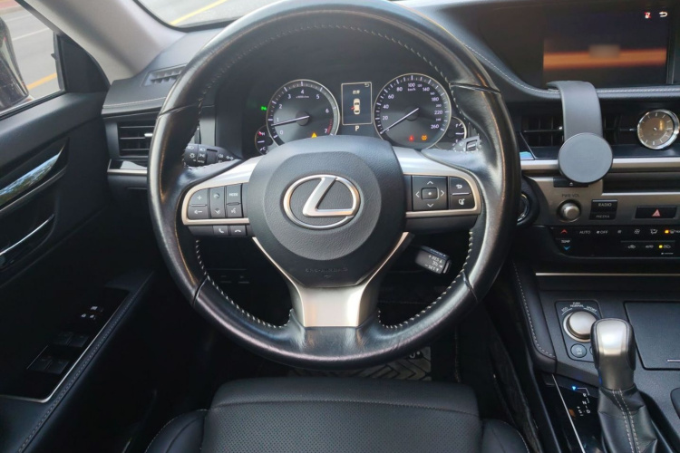 雷克萨斯ES 2015款 200 精英版中控内饰13