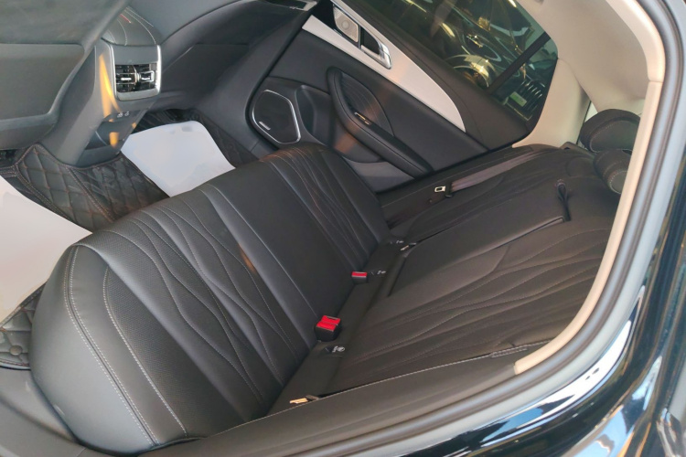 红旗H5 2025款 2.0T 自动旗领版中控内饰21