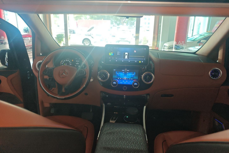 奔驰 威霆 2023款 2.0T 精英版 7座中控内饰7002