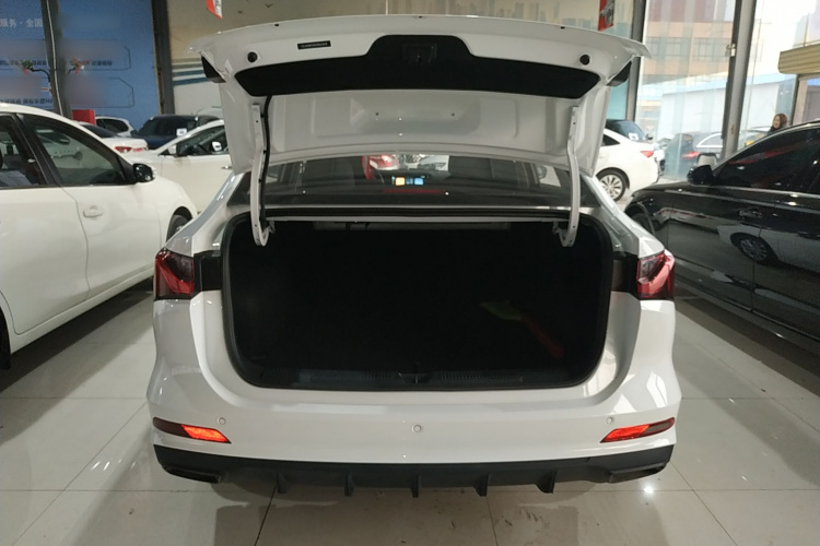 荣威i5 2023款 1.5L 手动舒享版机舱底盘23