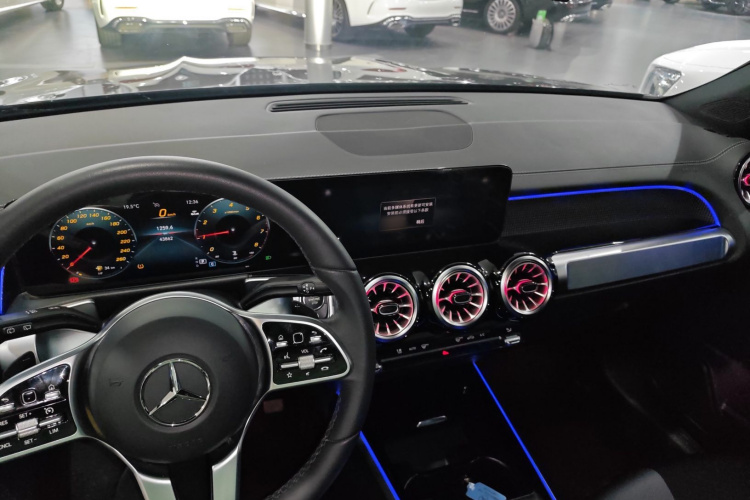 奔驰GLB 2023款 GLB 220 时尚型中控内饰12