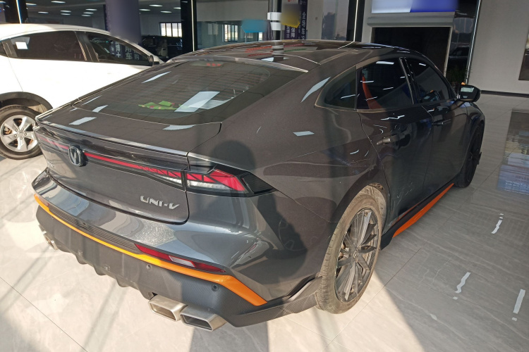 长安UNI-V 2024款 1.5T 尊贵运动型车身外观7