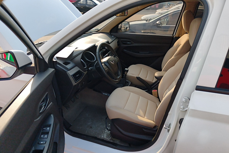 五菱汽车 五菱宏光 2019款 1.5L S标准型国VI LAR中控内饰7003