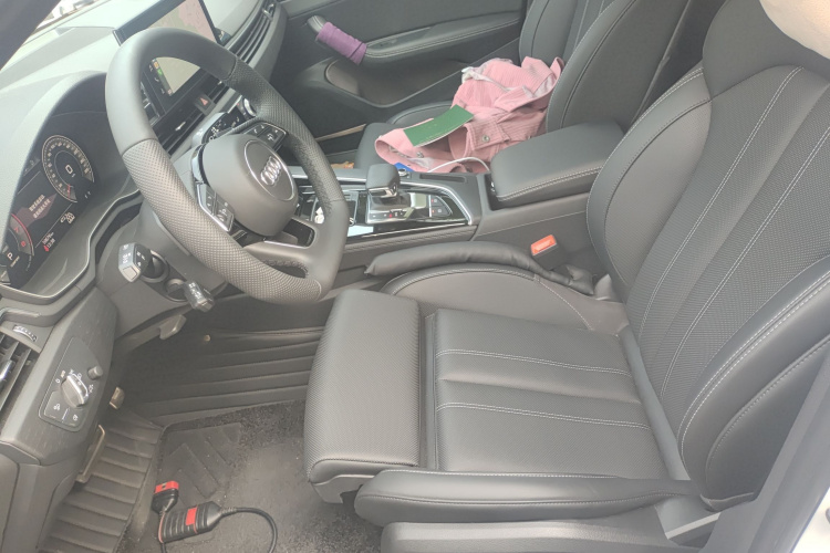 奥迪A4L 2024款 40 TFSI 豪华动感型(星夜版)中控内饰19