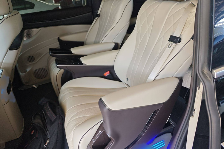 腾势D9 2024款 DM-i 1050 尊享型中控内饰7004