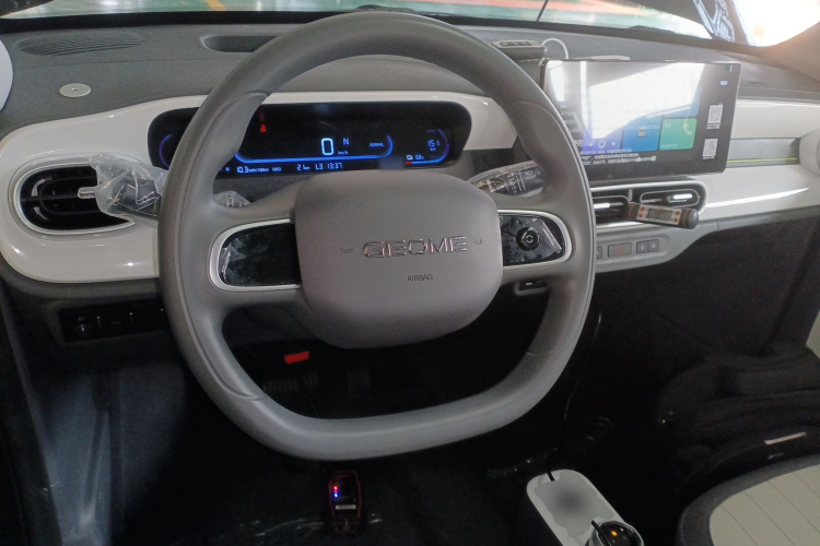 吉利银河 2025款 210km 熊猫卡丁中控内饰13