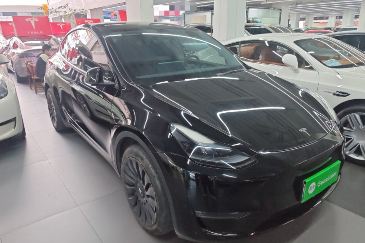 特斯拉 Model Y 2022款 长续航全轮驱动版车身外观3