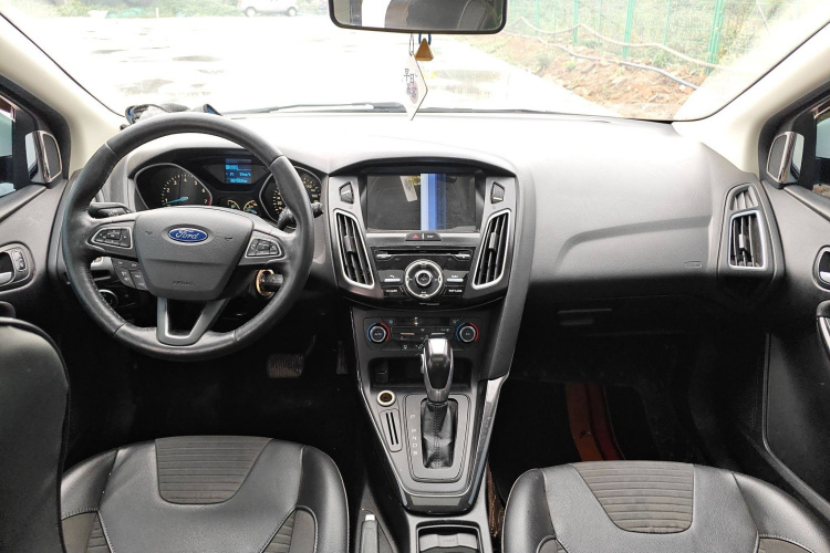 福特 福克斯 2015款 两厢 1.6L 自动风尚型中控内饰12