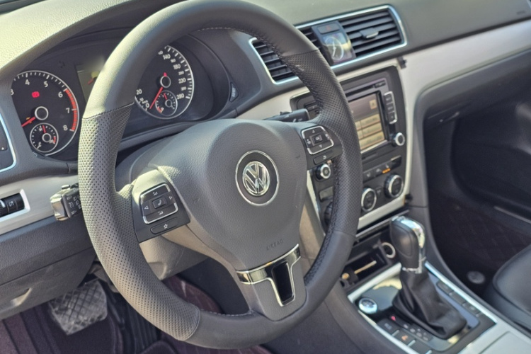 大众 帕萨特 2015款 1.8TSI DSG御尊版中控内饰7013