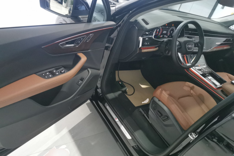 奥迪Q7 2025款 55 TFSI quattro S line运动型中控内饰7003