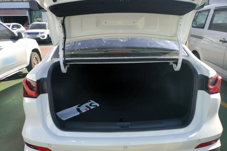 荣威i5 2023款 1.5L 手动舒享版机舱底盘23