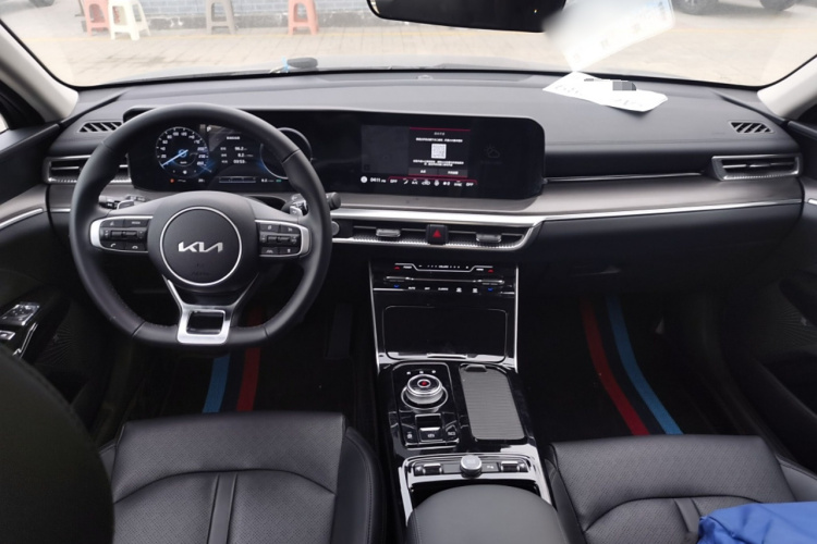 起亚K5 2025款 1.5T 尊贵版中控内饰12