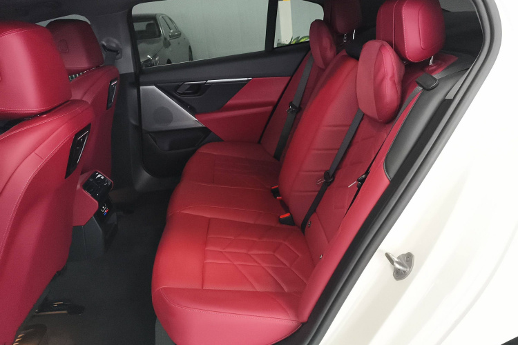 宝马i5 2024款 eDrive 35L  豪华套装中控内饰7004