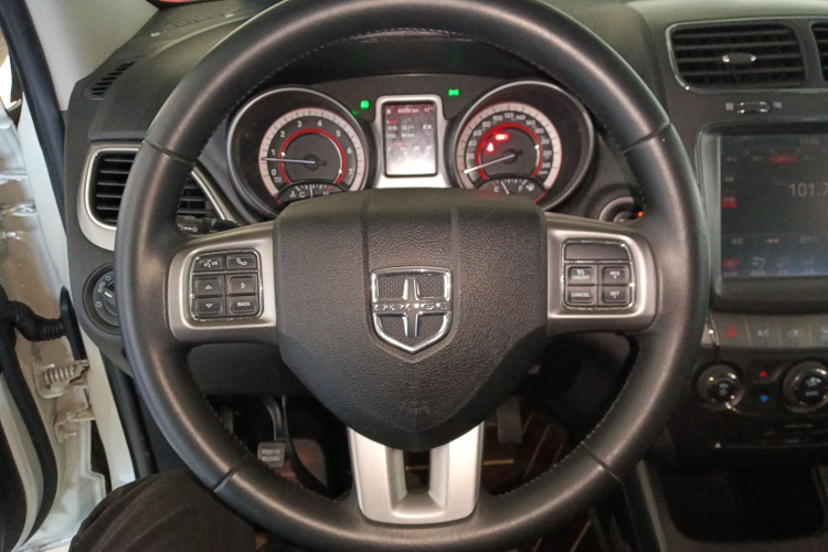 道奇 酷威 2016款 2.4L 两驱旅行版中控内饰13