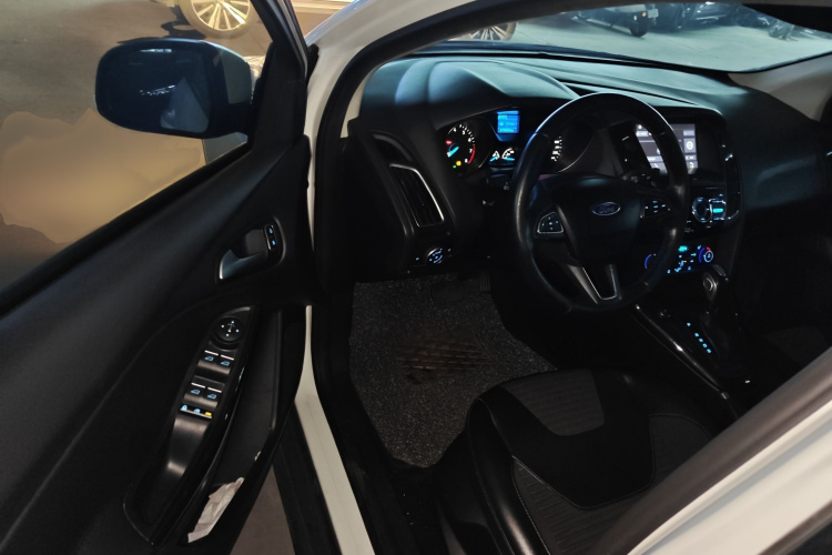 福特 福克斯 2017款 三厢 1.6L 自动风尚型智行版中控内饰7003