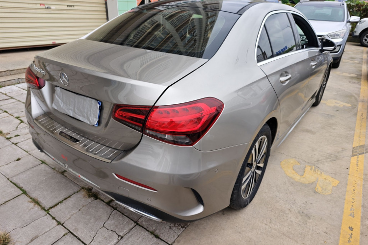 奔驰A级 2019款 A 180 L 运动轿车车身外观7