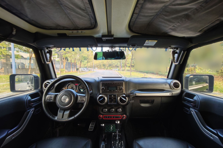 Jeep 牧马人 2015款 3.6L Rubicon 四门舒享版中控内饰7007